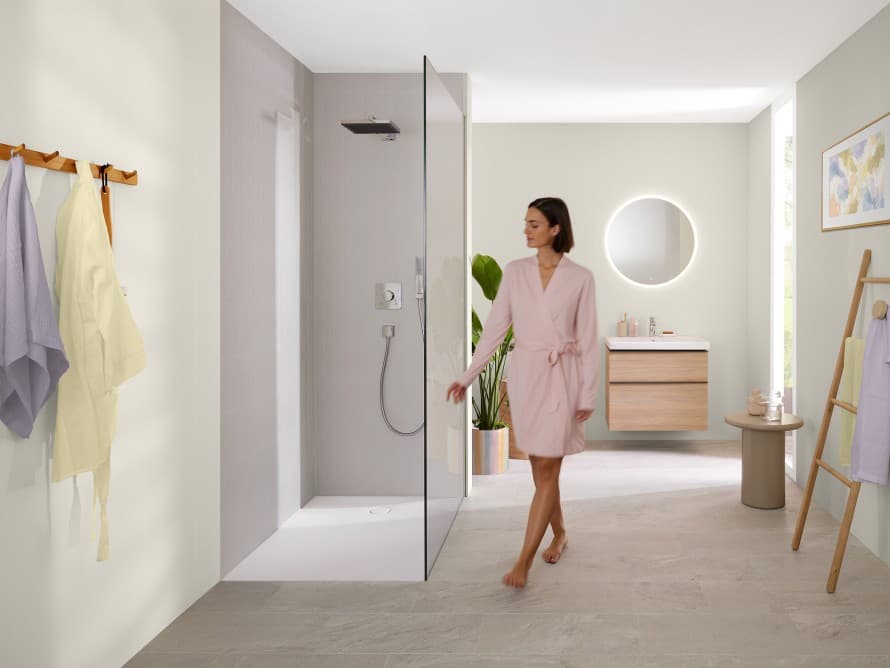 Kvinde i et lyst badeværelse Kvinde i et lyst badeværelse