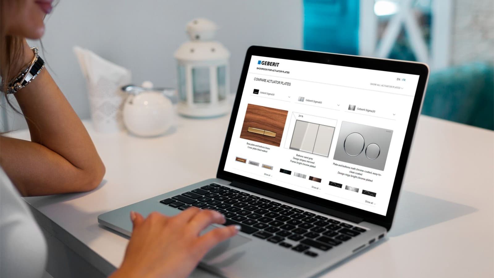 Kvinde, der åbner Geberits showroom med skylleknapper på sin bærbare computer Kvinde, der åbner Geberits showroom med skylleknapper på sin bærbare computer