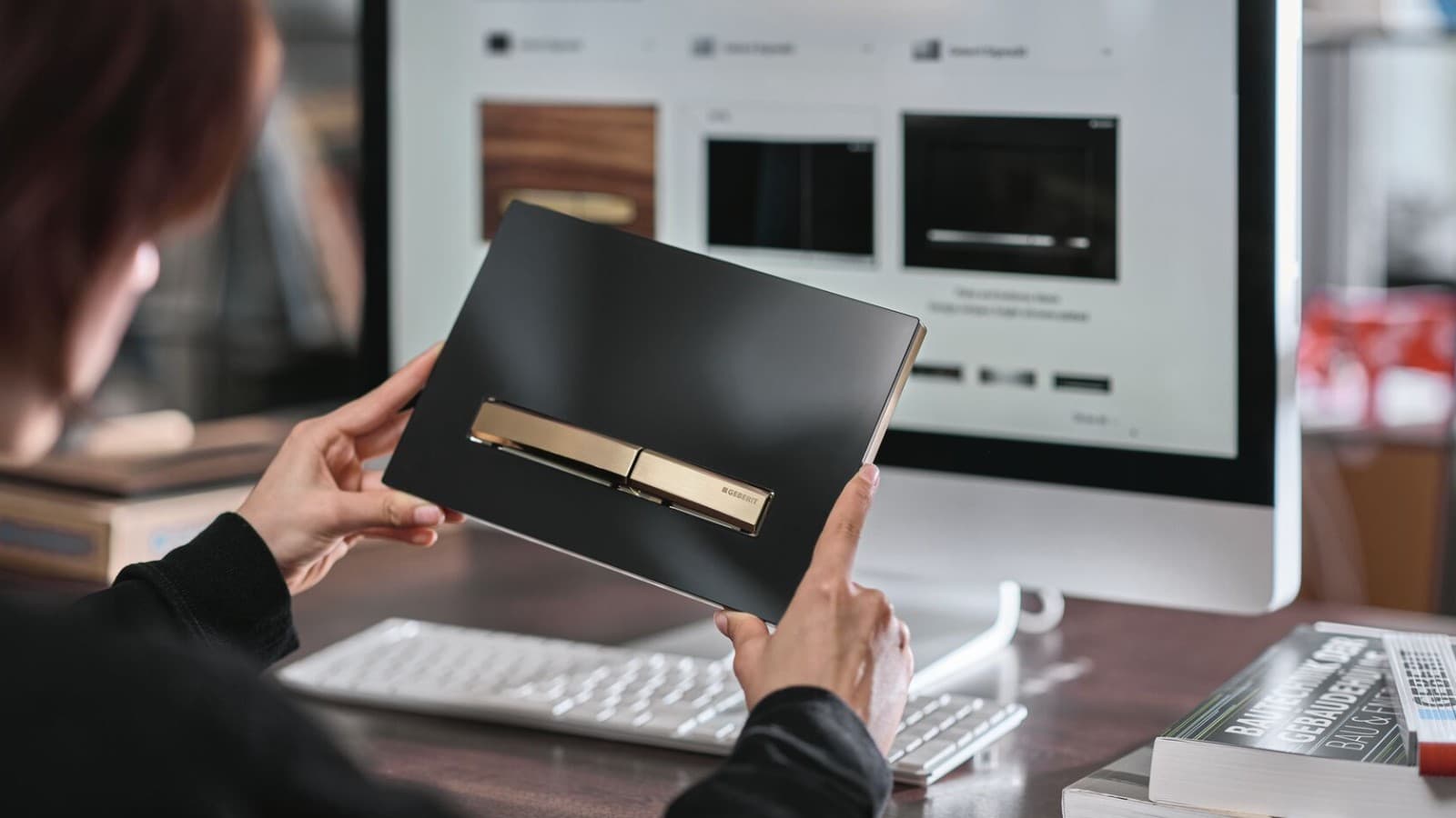 En kvinde med Geberit Sigma50 betjeningsplade med skylleknap i rosaguld En kvinde med Geberit Sigma50 betjeningsplade med skylleknap i rosaguld