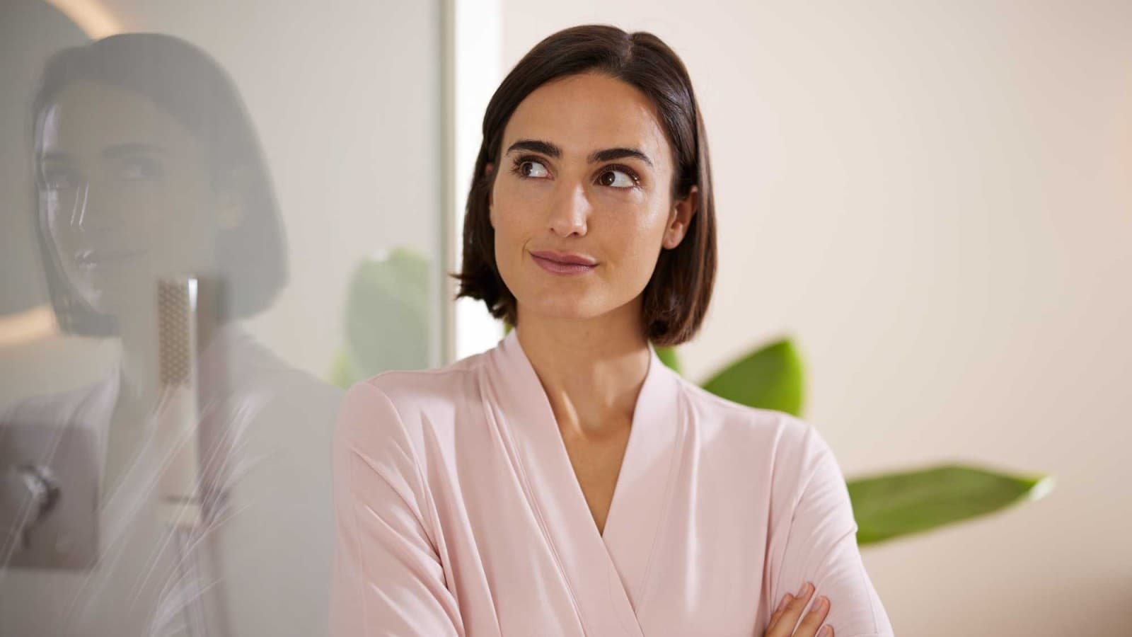 Eftertænksom kvinde i et badeværelse Eftertænksom kvinde i et badeværelse