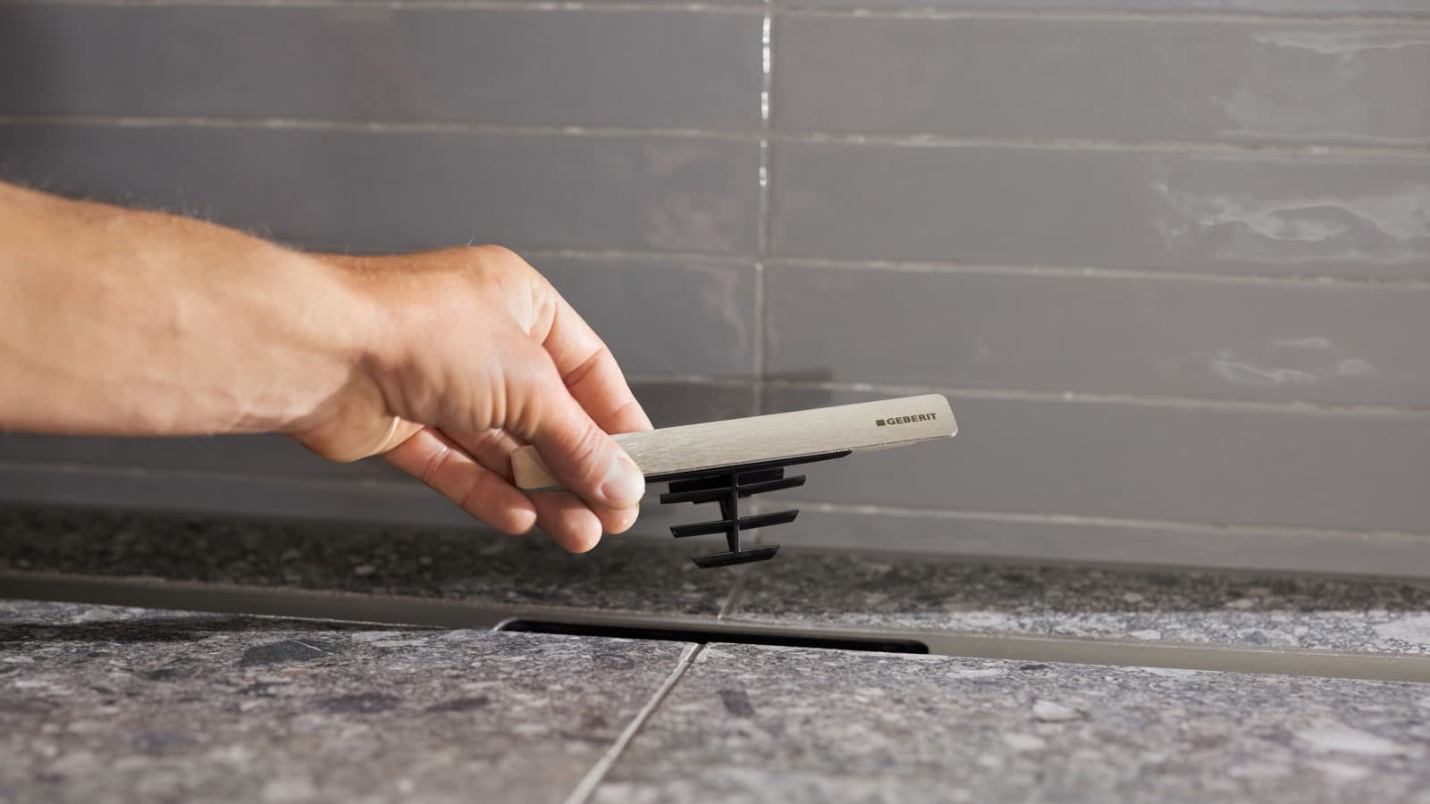 Geberit bruserende i CleanLine serien med integreret hårsi Geberit bruserende i CleanLine serien med integreret hårsi