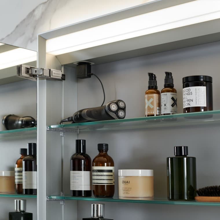 Et spejlskab giver skjult opbevaringsplads inden for nem rækkevidde. Et spejlskab giver skjult opbevaringsplads inden for nem rækkevidde.