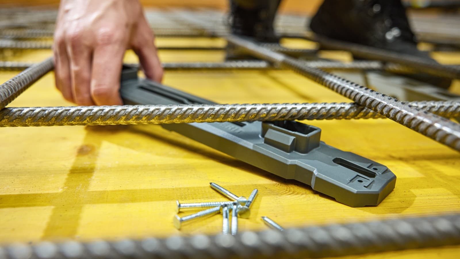 Geberit indstøbningsbeslag kan også sømmes direkte på forskallingspladerne Geberit indstøbningsbeslag kan også sømmes direkte på forskallingspladerne