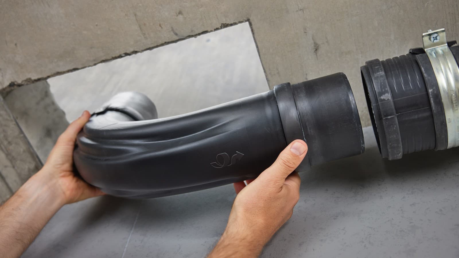 Geberit BottomTurn bøjningen er hurtigere og nemmere at installere end to 45° bøjninger. Geberit BottomTurn bøjningen er hurtigere og nemmere at installere end to 45° bøjninger.