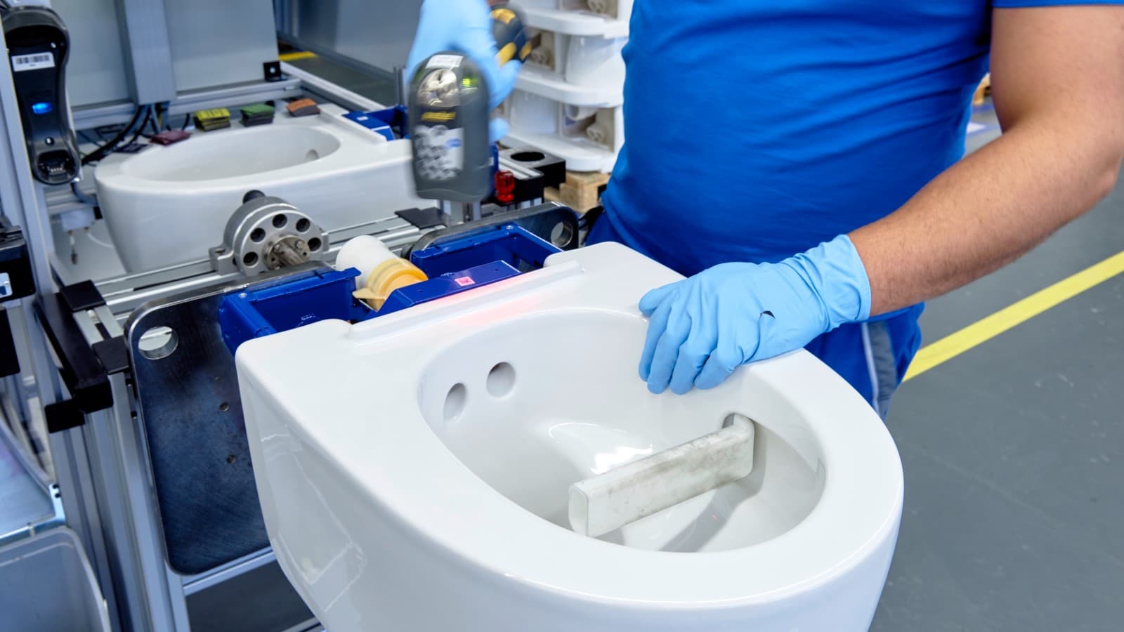 Geberit-medarbejder arbejder på et Geberit AquaClean Mera-douchetoilet i Jona Geberit-medarbejder arbejder på et Geberit AquaClean Mera-douchetoilet i Jona