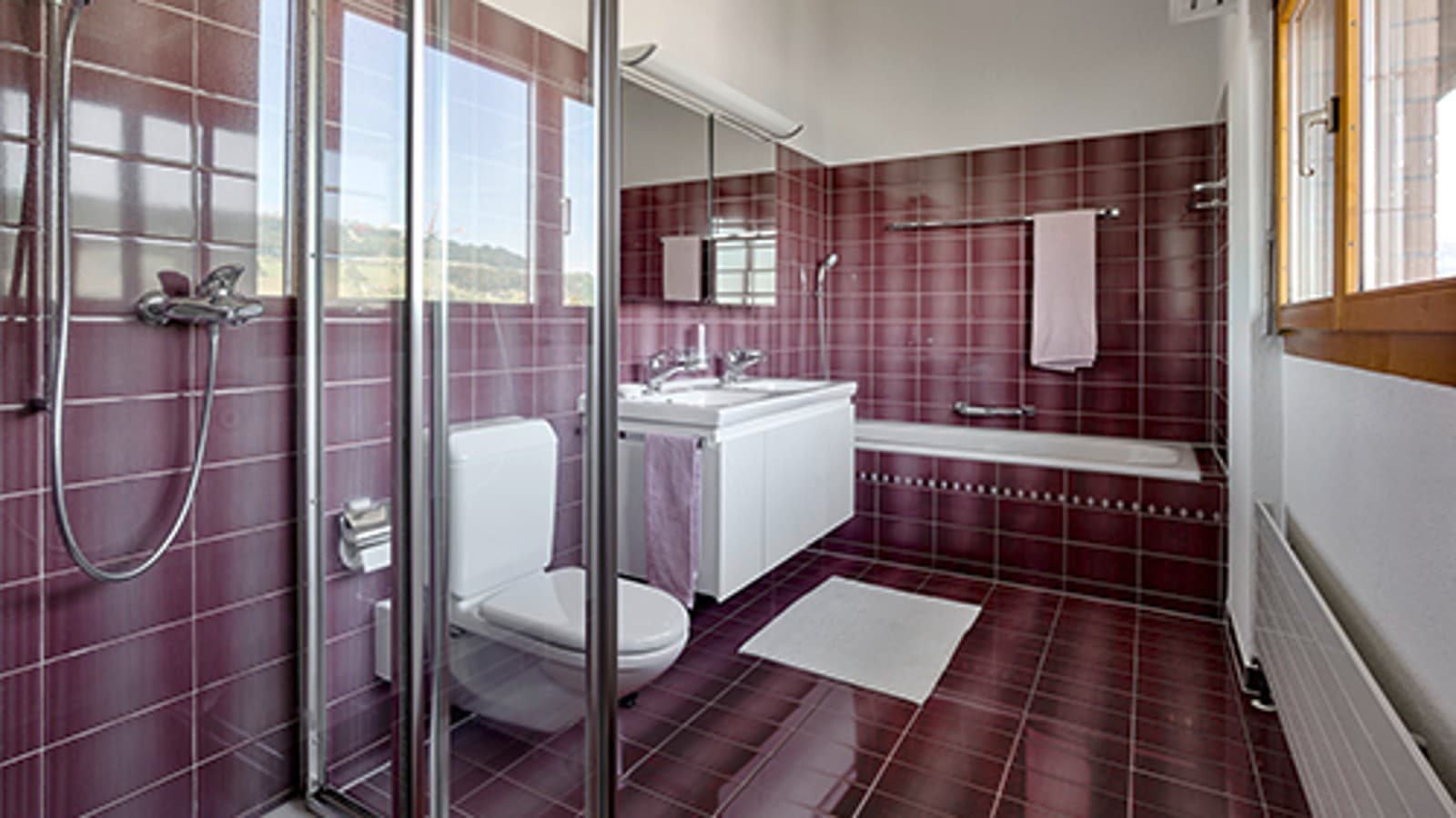 Badeværelse før renovering med røde fliser Badeværelse før renovering med røde fliser