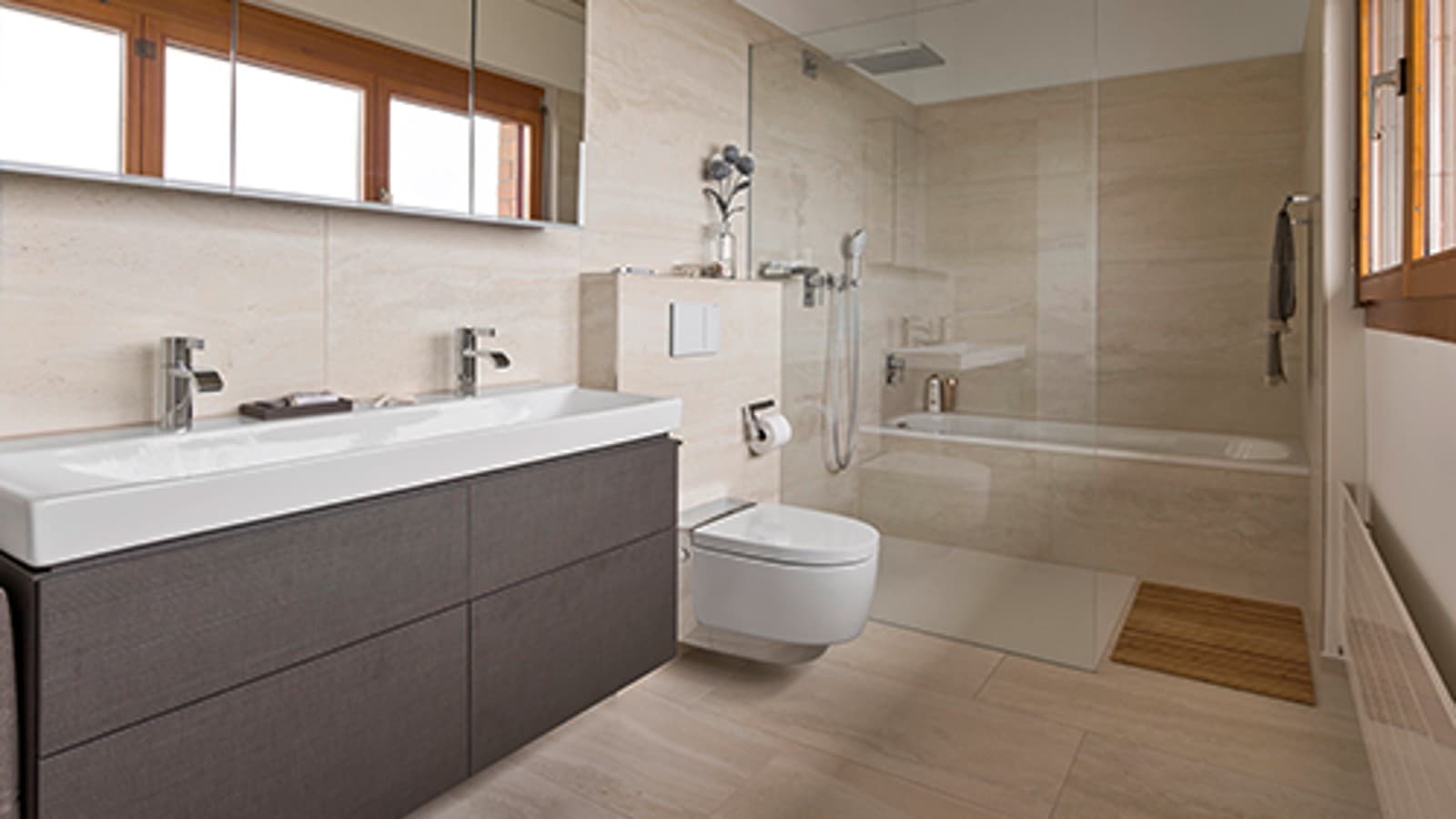 Badeværelse med Geberit AquaClean douchetoilet efter renovering Badeværelse med Geberit AquaClean douchetoilet efter renovering