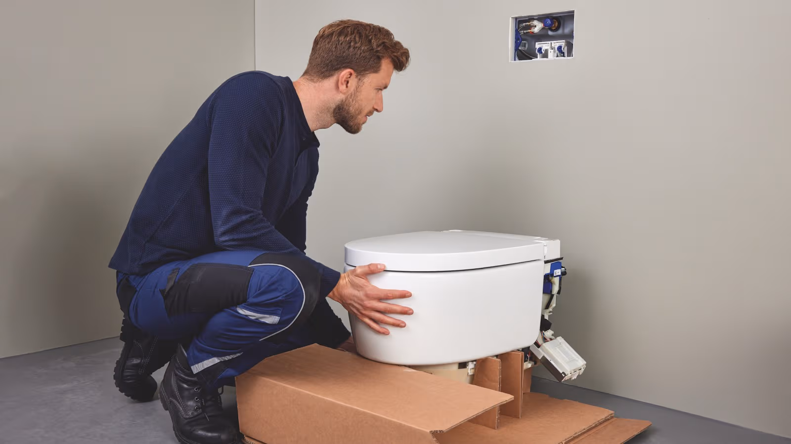 Sanitærfagmand installerer et Geberit AquaClean Sela douchetoilet Sanitærfagmand installerer et Geberit AquaClean Sela douchetoilet