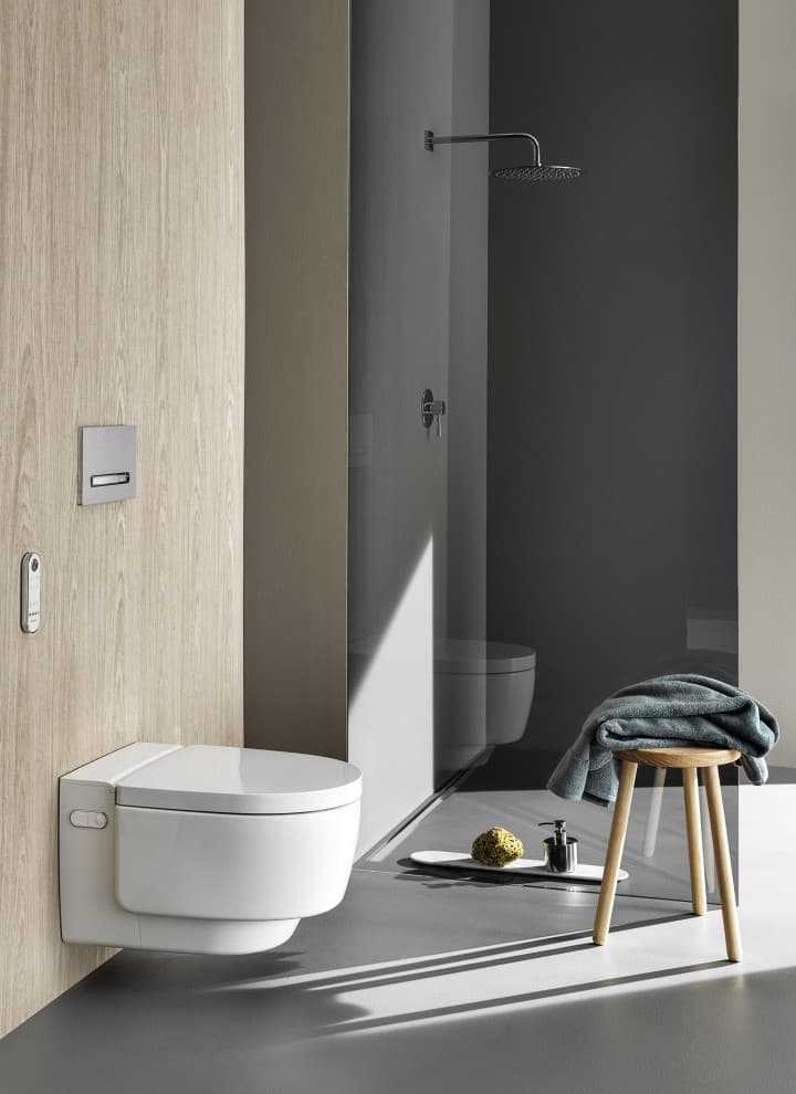 Geberit AquaClean Mera Comfort douchetoilet (© Geberit) Geberit AquaClean Mera Comfort douchetoilet (© Geberit)
