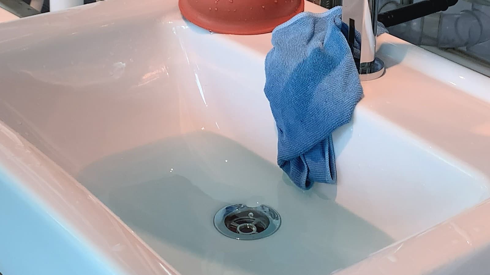 Vandet løber ud i håndvasken og rørene er fri igen. Vandet løber ud i håndvasken og rørene er fri igen.