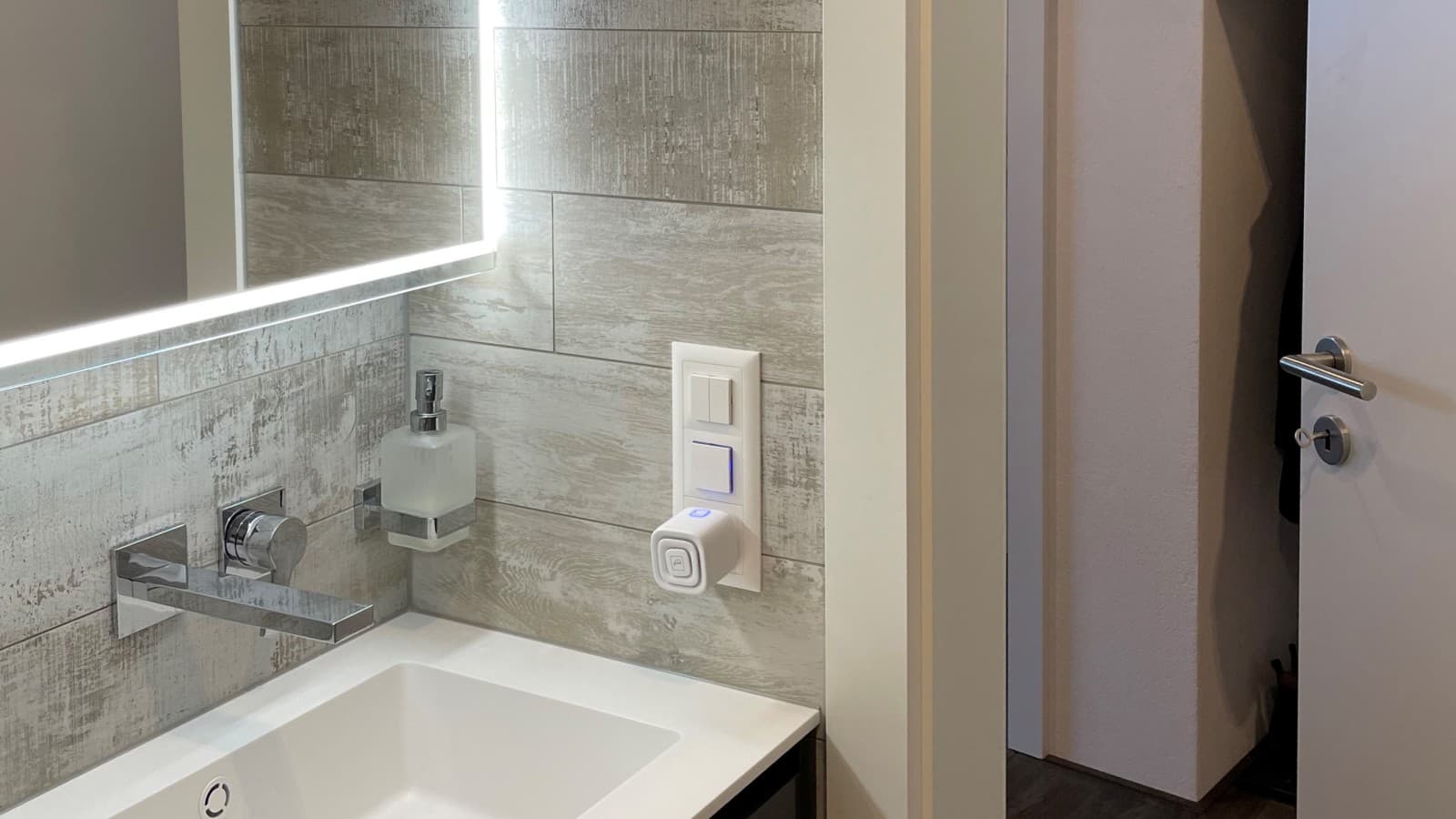 En dør, der åbner udad, sparer plads på badeværelset En dør, der åbner udad, sparer plads på badeværelset