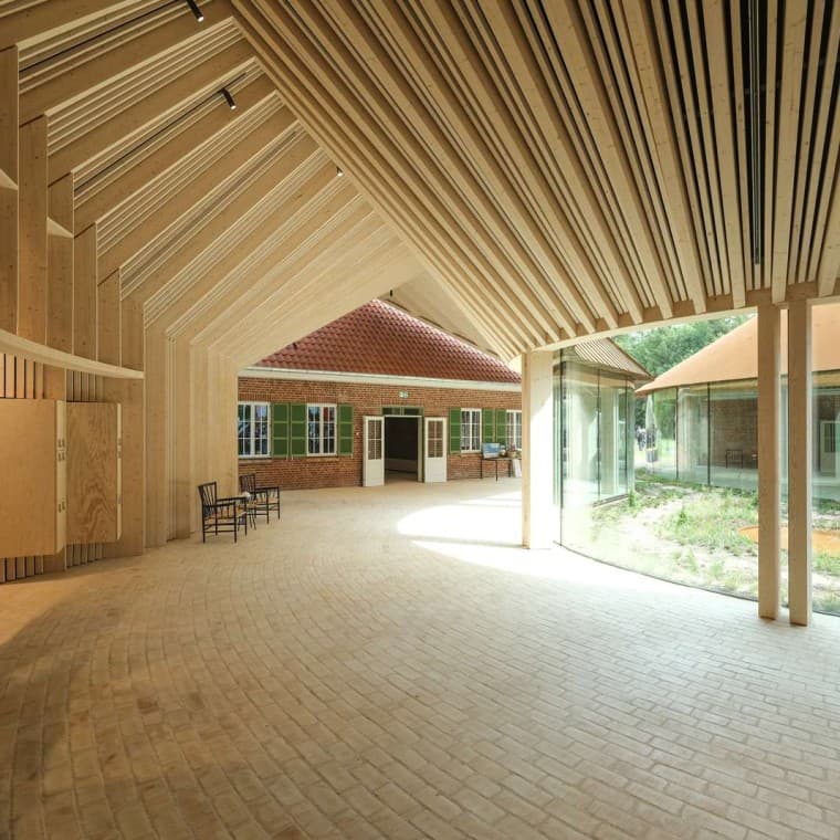 80.000 gule mursten pryder museumsgulvet, som her inde i den hvælvede forbindelsesfløj (© R_Hjortshoj) 80.000 gule mursten pryder museumsgulvet, som her inde i den hvælvede forbindelsesfløj (© R_Hjortshoj)