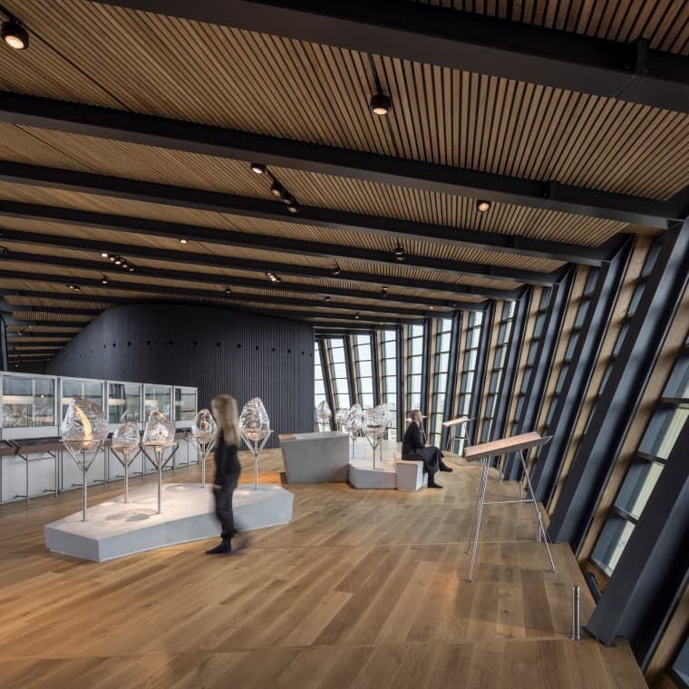 Udstillingen inde i bygningen er dedikeret til videnskaben og historien om is (© Adam Mørk) Udstillingen inde i bygningen er dedikeret til videnskaben og historien om is (© Adam Mørk)