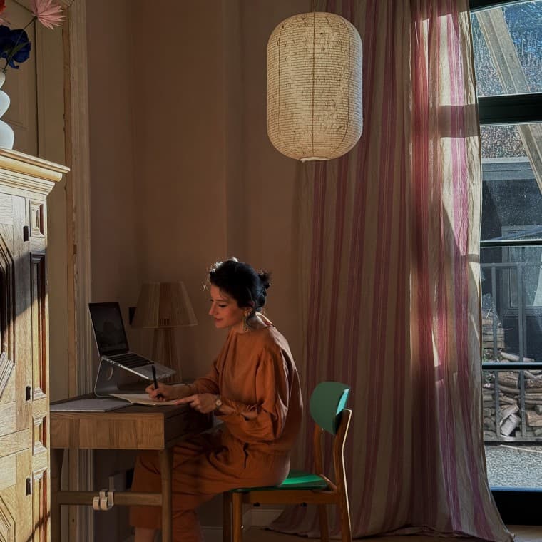 Büşra Qadir kalder sin indretningsstil for 'fusion living', hvor hun kombinerer kulturer, stilarter og farver (© Büşra Qadir) Büşra Qadir kalder sin indretningsstil for 'fusion living', hvor hun kombinerer kulturer, stilarter og farver (© Büşra Qadir)