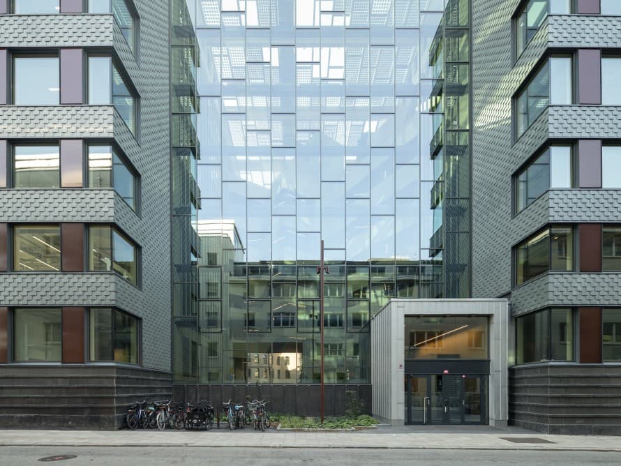 Tre tidligere adskilte bygningssektioner blev forbundet via en fælles indre gårdhave og dannede en ny helhed (© baraBild) Tre tidligere adskilte bygningssektioner blev forbundet via en fælles indre gårdhave og dannede en ny helhed (© baraBild)