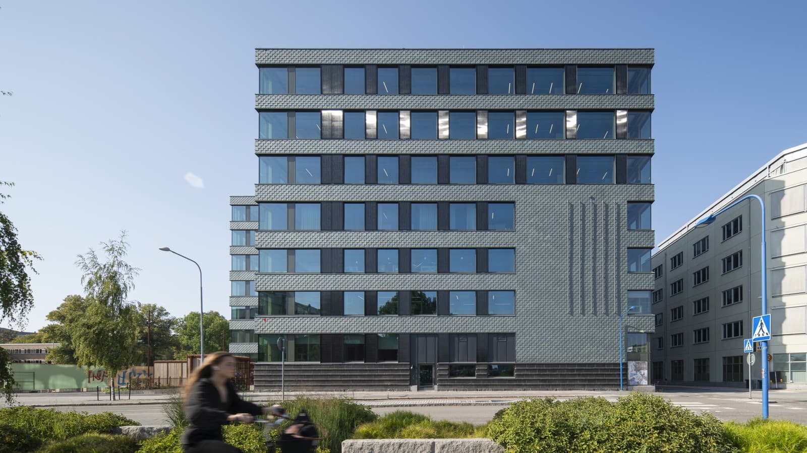 Facaden, der er lavet af skifer og integrerede solpaneler, sikrer energieffektivitet (© baraBild) Facaden, der er lavet af skifer og integrerede solpaneler, sikrer energieffektivitet (© baraBild)