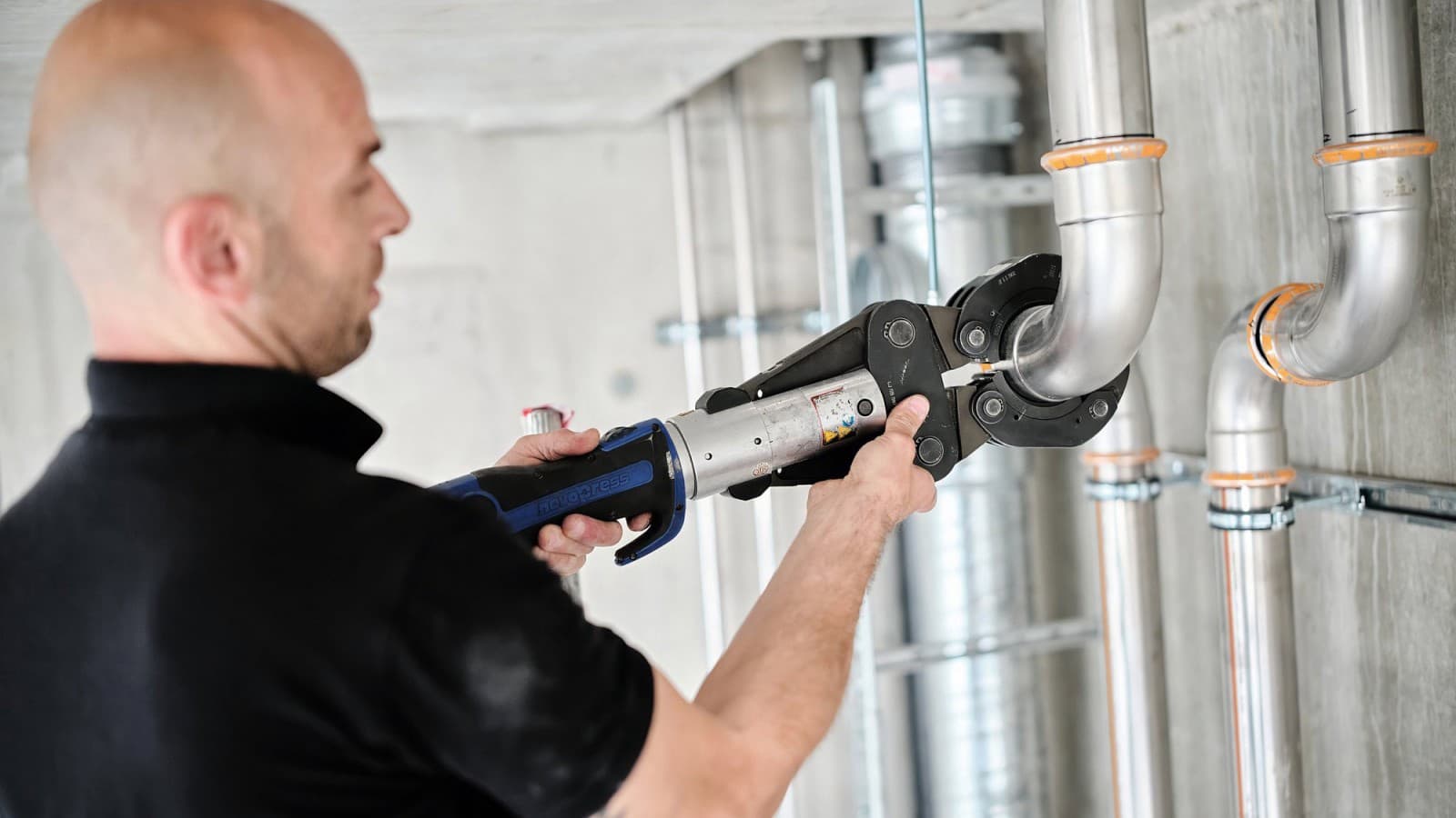 VVS-installatør Danijel Pupic monterer Geberit Mapress Therm VVS-installatør Danijel Pupic monterer Geberit Mapress Therm
