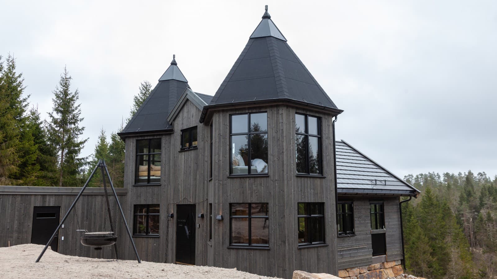Et lille eventyrslot, bygget helt af træ i skovene i det sydlige Norge, kan lejes til en familieferie (© Geberit) Et lille eventyrslot, bygget helt af træ i skovene i det sydlige Norge, kan lejes til en familieferie (© Geberit)