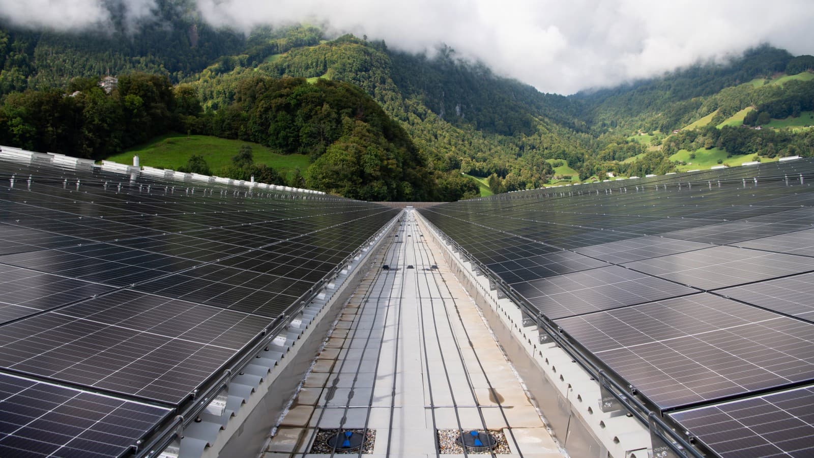 Solenergiproduktion med et stort solcelleanlæg og tagafvanding med Geberit Pluvia Solenergiproduktion med et stort solcelleanlæg og tagafvanding med Geberit Pluvia