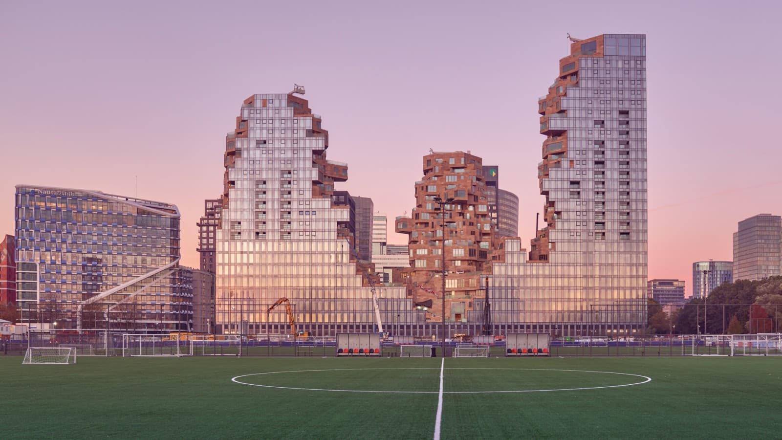 Glat på ydersiden, en robust stenet kløft på indersiden: "The Valley" i Amsterdam (NL) (© Marcel Steinbach) Glat på ydersiden, en robust stenet kløft på indersiden: "The Valley" i Amsterdam (NL) (© Marcel Steinbach)