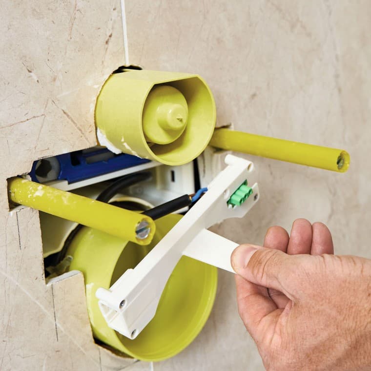 Alternativt: Installation af den mellemliggende bund i Power & Connect Box af elektrikeren efter beklædningen. Alternativt: Installation af den mellemliggende bund i Power & Connect Box af elektrikeren efter beklædningen.