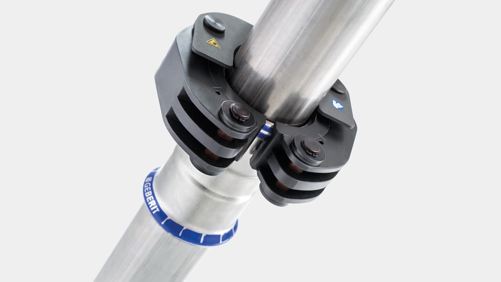 Snapmekanismen fastgør Geberit presseslyngen til Geberit Mapress fittingen Snapmekanismen fastgør Geberit presseslyngen til Geberit Mapress fittingen