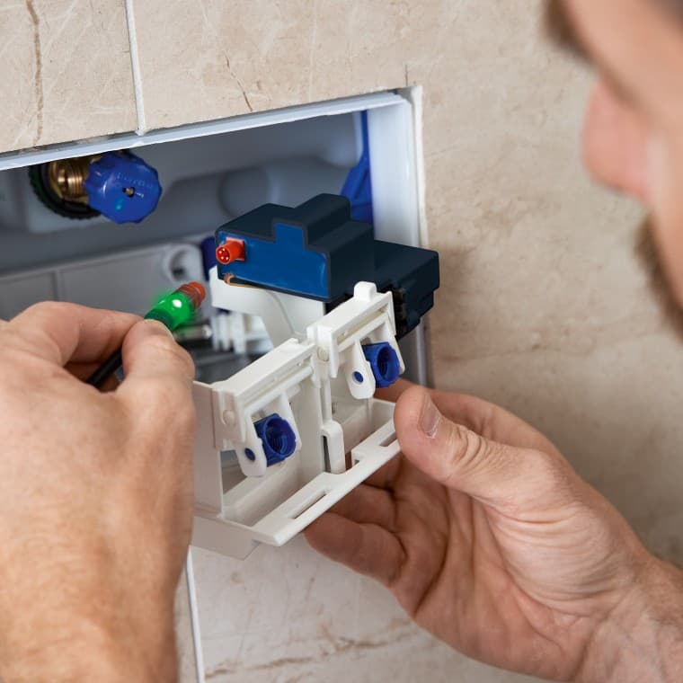 Visning af strømforsyning under eftermontering af HS05 hygiejneskylleenhed af VVS-installatøren Visning af strømforsyning under eftermontering af HS05 hygiejneskylleenhed af VVS-installatøren