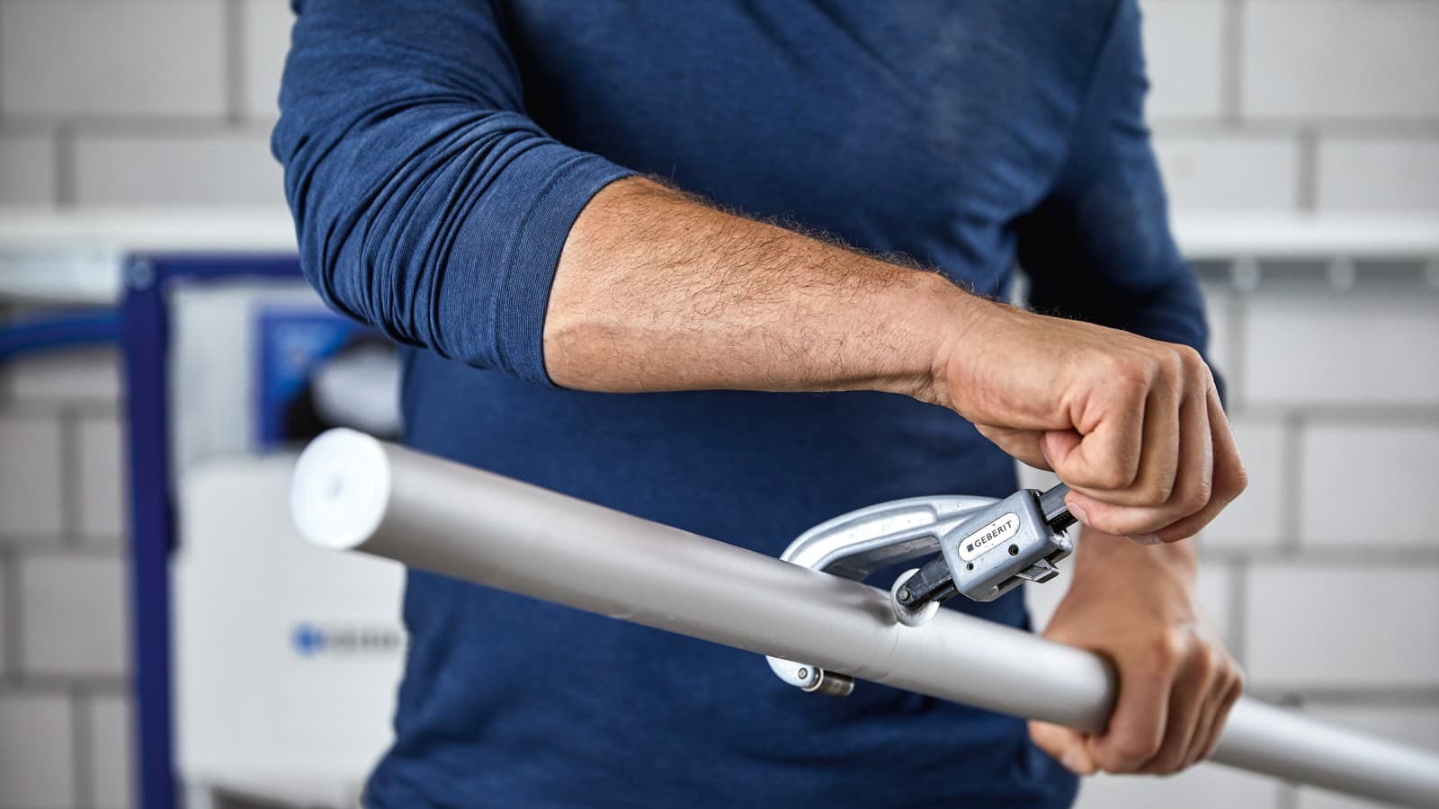 Tilskæring af et Geberit FlowFit systemrør i længden Tilskæring af et Geberit FlowFit systemrør i længden